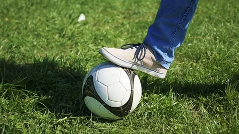 The guy plays with the ball on the field, kicking the ball with your foot 库存影片 75907344