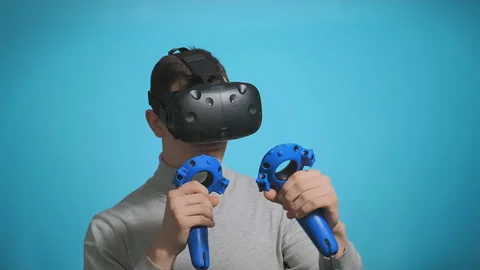Guy plays boxing match with modern virtual reality headset Vídeos de archivo 130424312