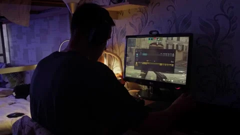 Guy plays computer in cs:go 2 alone in temunt Stockbeeldmateriaal 253179903