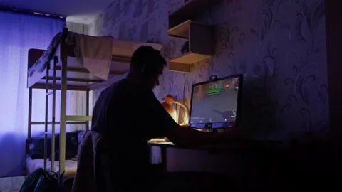 Guy plays computer in cs:go 2 alone in temunt Stockbeeldmateriaal 253182756