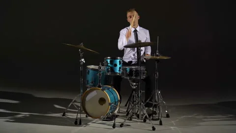Guy plays the drums Vídeo Stock 119313360