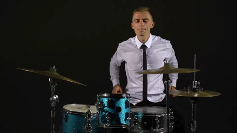 Guy plays the drums 库存影片 119314687