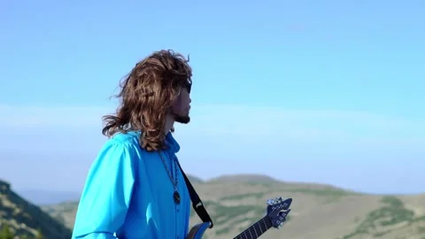 Guy plays guitar on the field Vidéo 136991161