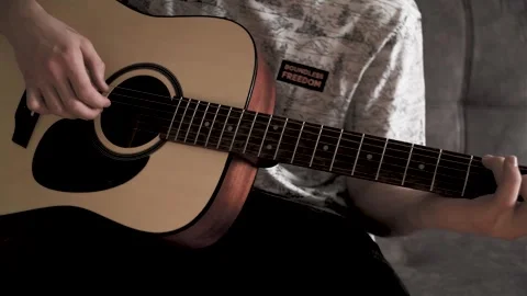 The guy plays the guitar 库存影片 240133827