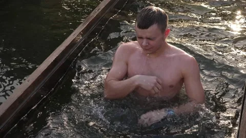 Guy plunge into the winter river. Stock-Footage 230732895