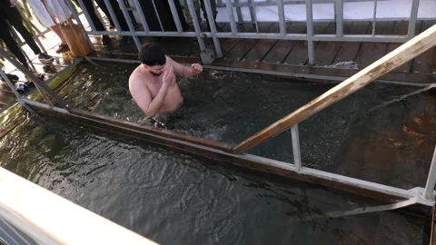 Guy plunge into the winter river. Stock-Footage 230733159