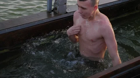 Guy plunge into the winter river. Stock-Footage 230733403