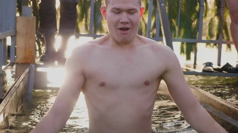 Guy plunge into the winter river. Vidéo 230733448