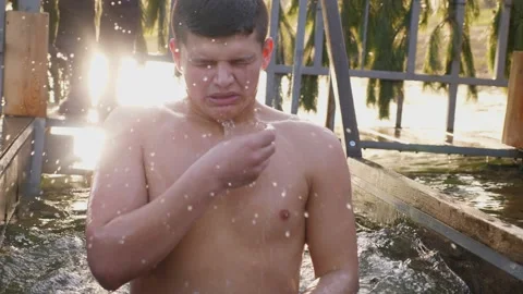 Guy plunge into the winter river. Stock-Footage 230733804
