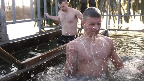 Guy plunge into the winter river. Vidéo 230733955