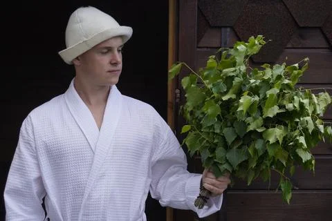 Guy is preparing for bath procedures, made a birch broom and poses on the Stock-Fotos