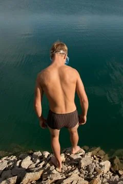 The guy is preparing to go into the water Foto stock