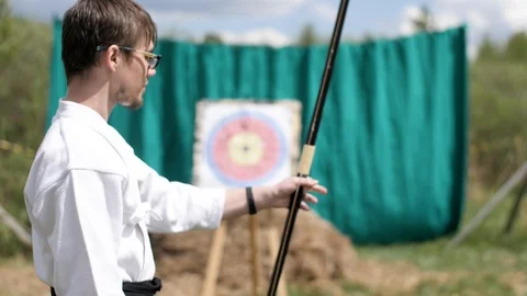 Guy is preparing to shoot a bow 库存影片 104030204