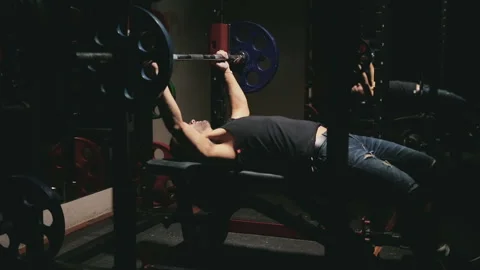 Guy presses the bar Vídeo Stock 86902264