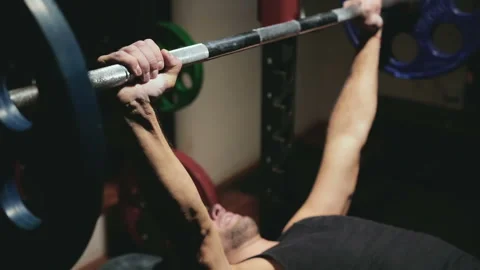 Guy presses the bar Vídeo Stock 86902876