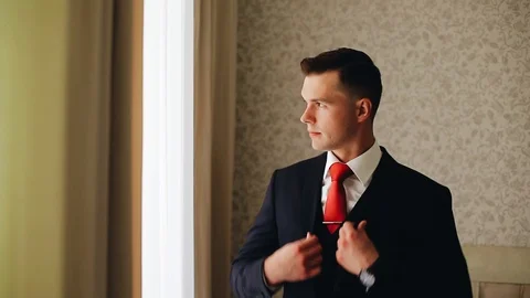 The guy puts on a suit. Stylish man. Confident gentleman. Men's clothing. Видео 122772613
