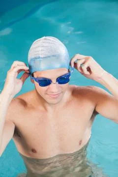 Guy putting on goggles Foto stock