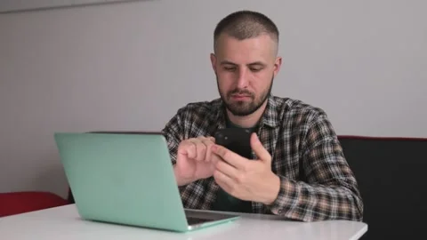 The guy received a message, works remotely. Freelancer. Video stock 190020836