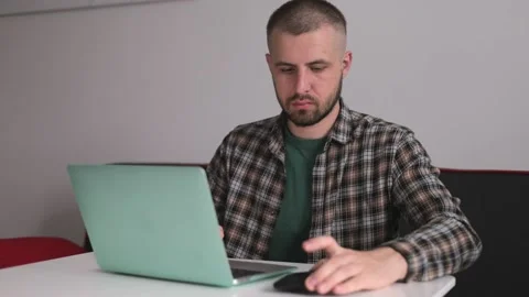 The guy received a message, works remotely. Freelancer. Vídeos de archivo 190020839