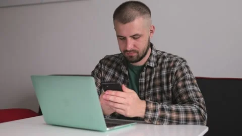 The guy received a message, works remotely. Freelancer. Vídeos de archivo 190020852