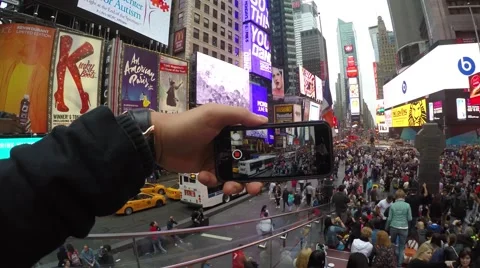 Guy recording a video in Times Square Vídeos de archivo 50239187