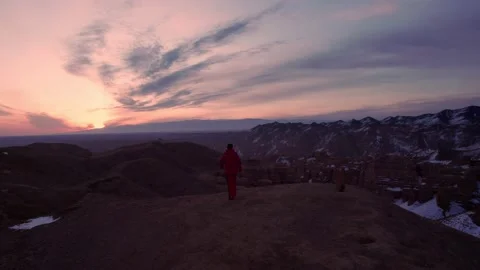 The guy in red walks to the edge of the canyon Stock-Footage 236944809