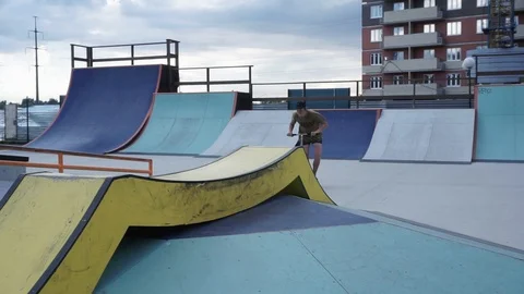 Guy rides a scooter and performs trick in jump Video stock 102248800