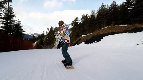 The guy rides on a snowboard Video stock 89003183
