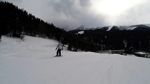 The guy rides on a snowboard Video stock 89003409