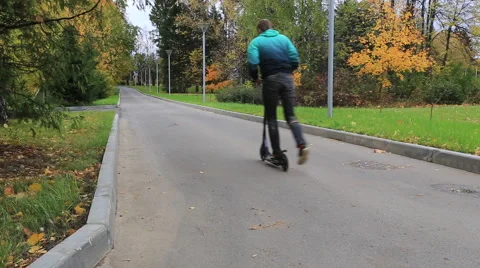 Guy riding on a scooter Vidéo 42183471