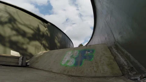 Guy riding on a skateboard and performs tricks 스톡 동영상 94168048