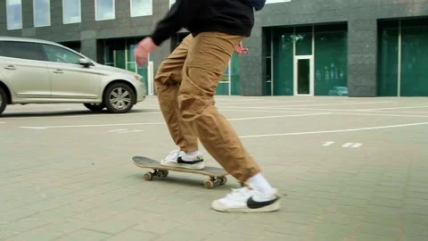 Guy riding a skateboard during the day Stockbeeldmateriaal 253184876