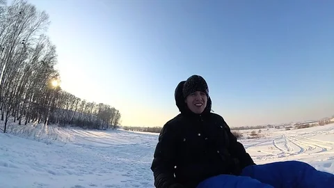 Guy riding a snowy mountain, falling off . Slow motion. Snowy winter landscape Vidéo 85699189