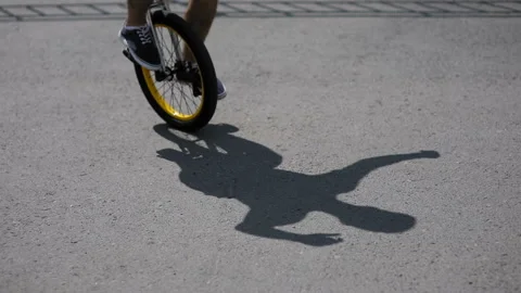 Guy is riding the wheel 스톡 동영상 93651128