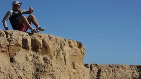 The guy rises from the edge of the cliff Vidéo 82453771