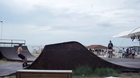 Guy on rollers jumps on the springboard 스톡 동영상 103037111