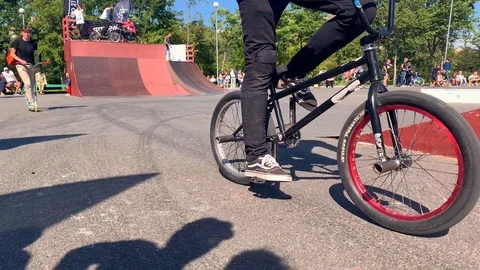 Guy rolls on a bikes in a skate park Video stock 115699780