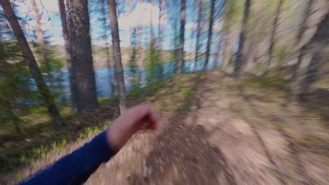 The guy is running away from pursuit in the forest. From the first person. Vídeos de archivo 334958256