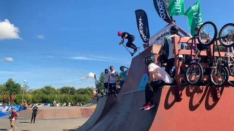 Guy on a samoku does a cool trick in a skate park Vídeo Stock 115700153