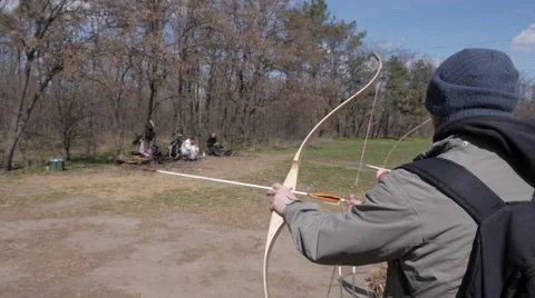 Guy shoots the bow closeup 스톡 동영상 65408303