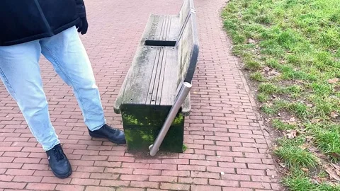 The guy shows how the smart bench in the park works. The old wooden bench has Vidéo 329005187