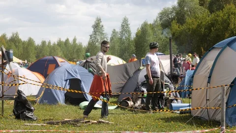 Guy shows tricks in the tent camp 스톡 동영상 103919022