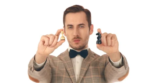The guy shows two chess pieces Vidéo 72035097
