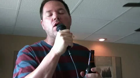 Guy Singing Karaoke Into Microphone Stockbeeldmateriaal 12586527