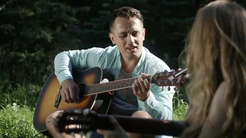 Guy sings and plays guitar for a girl Vidéo 80798696