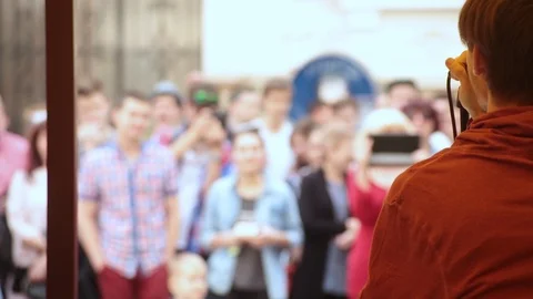 The guy sings in front of the crowd Video stock 121404166