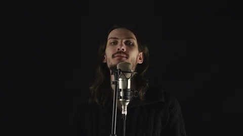The guy sings in the Studio Vidéo 101318968