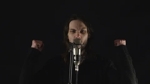 The guy sings in the Studio Stockbeeldmateriaal 101571173