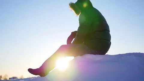 The guy sitting high on a snow slope and waving a greeting. snow winter Vidéo 71885467