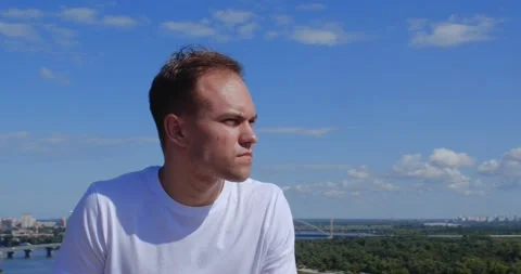 Guy sitting on the railing of the glass bridge 库存影片 159787999